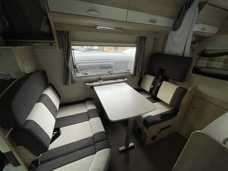 5-seat Dining Area